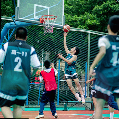 客服耳机与足球结合的抽象图形